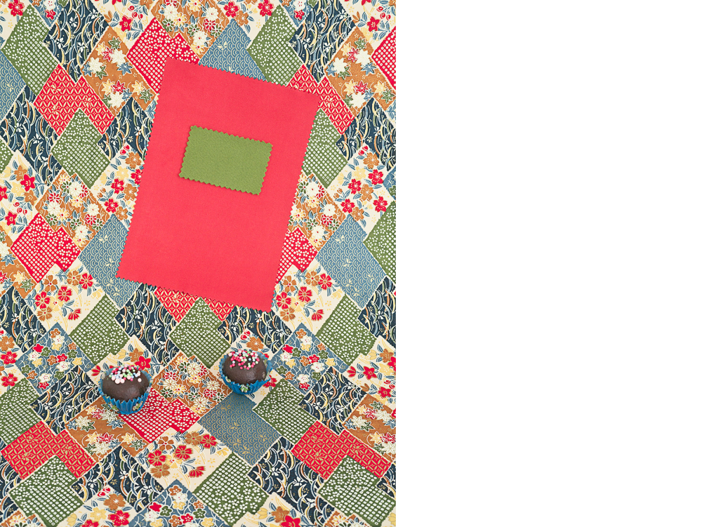Two cupcakes, red mircofiber cleaning cloth, Chiyogami Papier